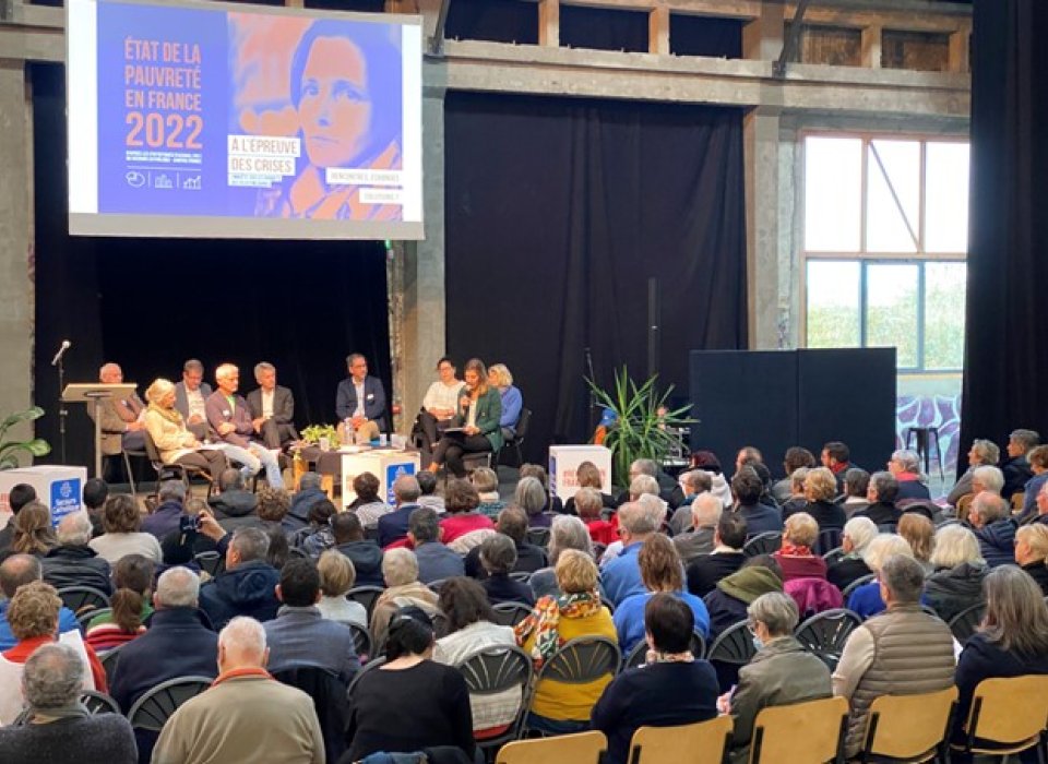 Table ronde avec la reporter Florence Aubenas lors de la sortie du rapport sur la pauvreté 2022